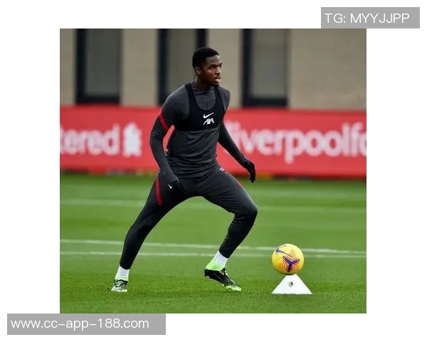 小乔丹季前赛无球队签约训练之余担任孩子私人司机的生活分享