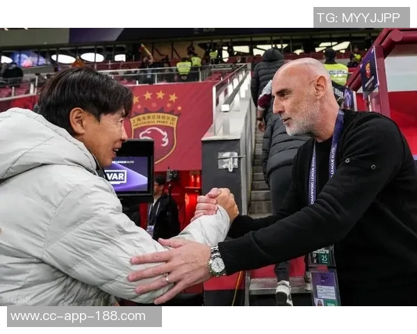 海港队在主教练穆斯卡特的带领下全力备战重返赛场迎接新挑战